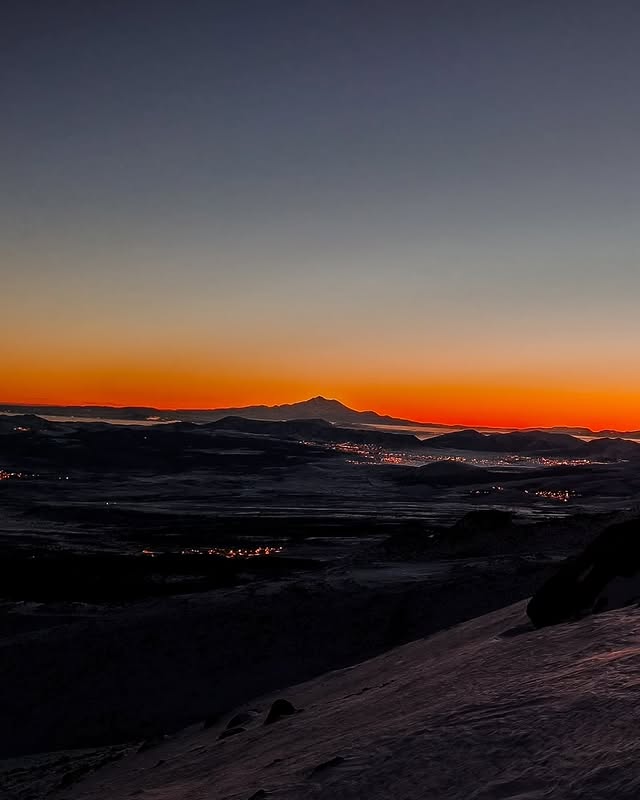 Hasan Dağı zirvesine doğru gün doğumunda Erciyes Dağı'nın görünümü.