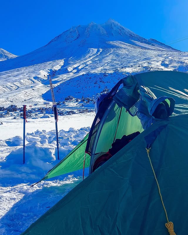 Kamp alanından Hasan Dağı Zirvesi'nin görünümü